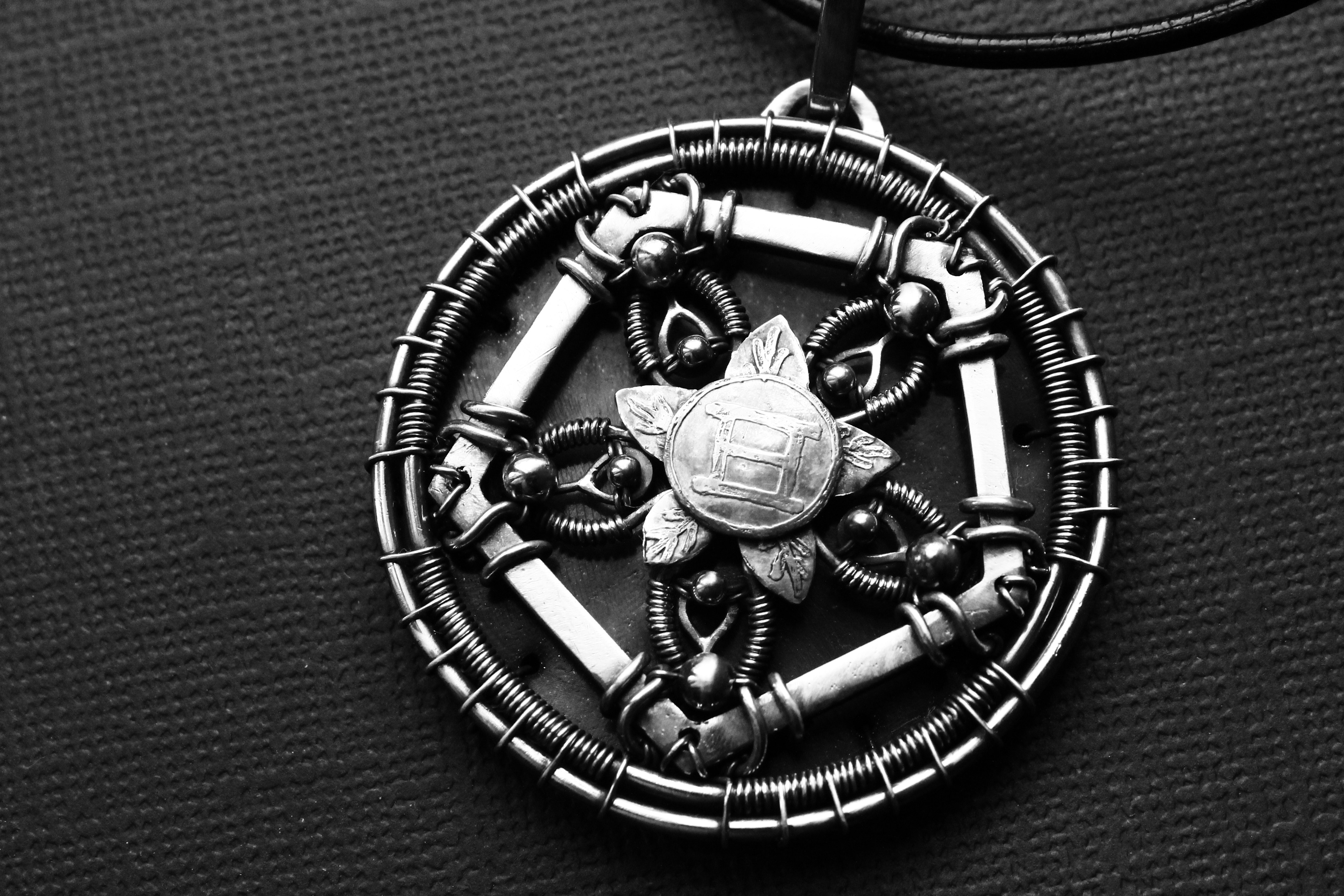 Terazi burcunun denge sembolü ile Venüs'ün estetik ve aşk enerjisini temsil eden zarif çiçekler, altın detaylar ve pastel tonlarda astrolojik bir kompozisyon.