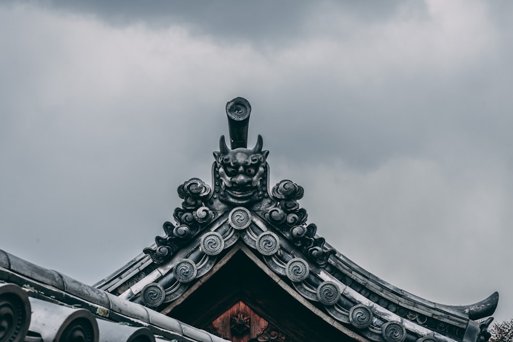 the roof of a building with a dragon decoration on it