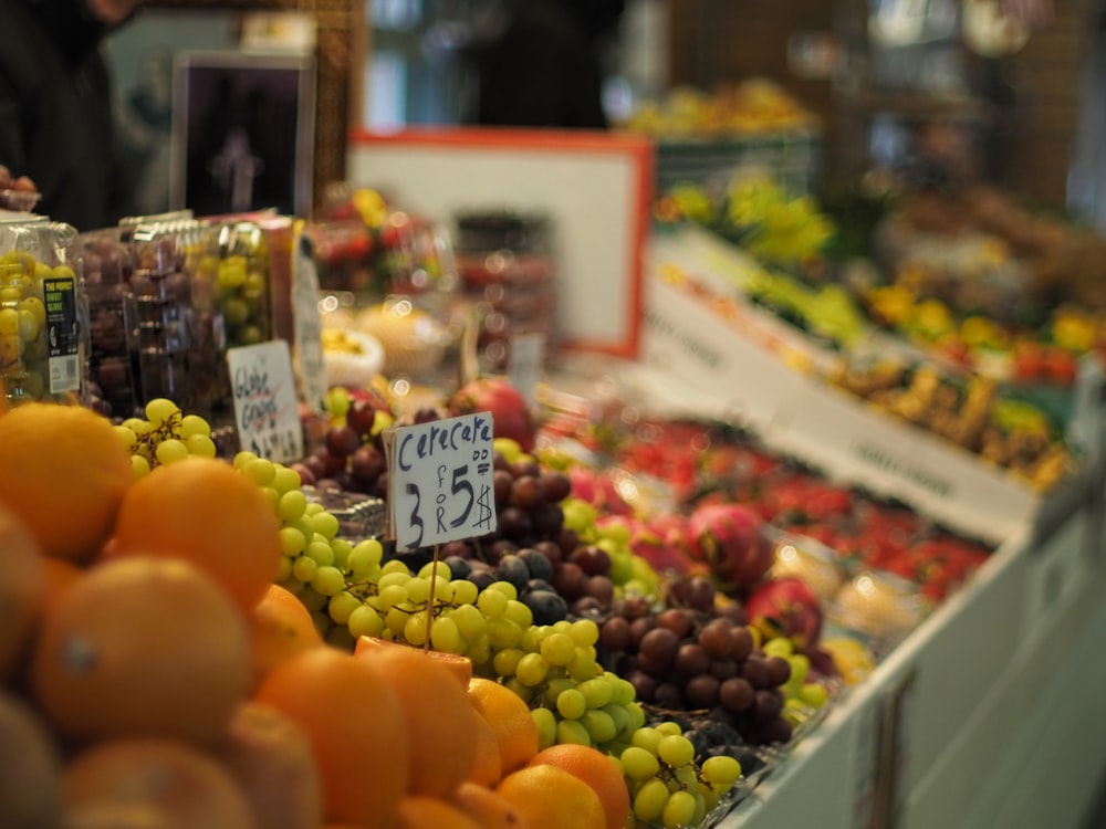 una exhibición en una tienda de comestibles llena de mucha fruta