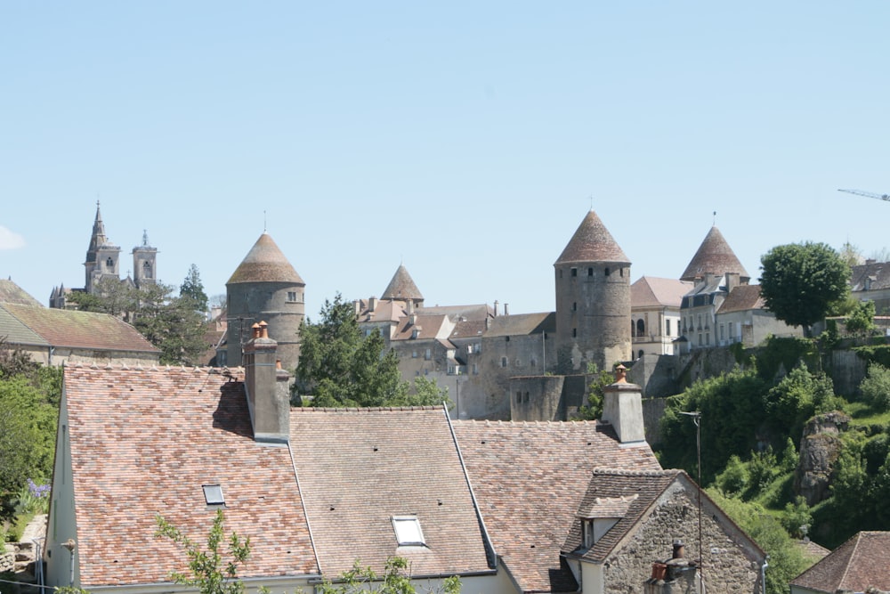 Una vista de un pueblo con un castillo al fondo