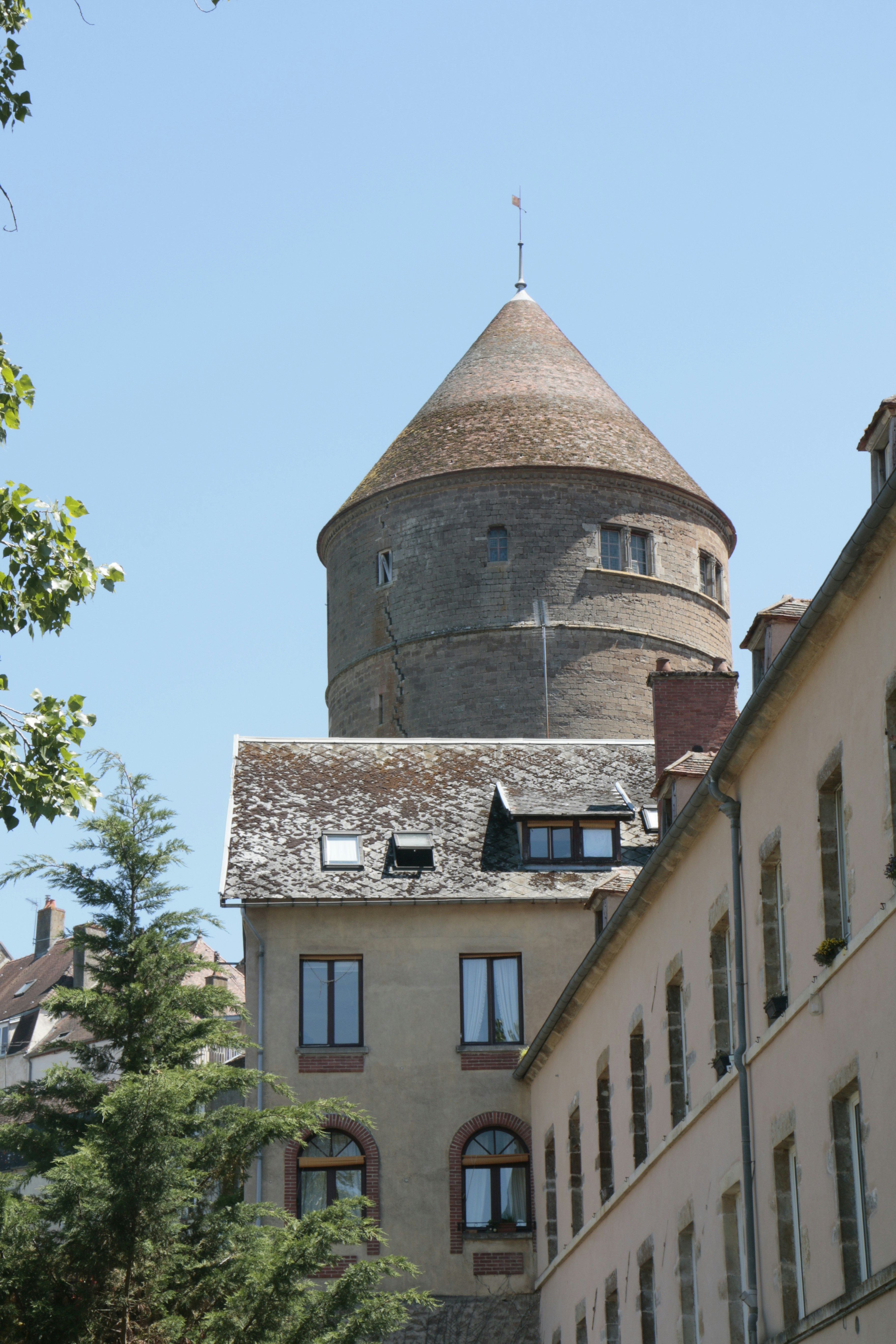Semur-en-Auxois est une commune française du département de la Côte-d’Or en région Bourgogne Franche-Compté. Elle se trouve tout près de Montbard et de Saluie, aux contreforts du Morvan, à une sortie de l’autoroute A6. Elle bénéficie d’une situation pittoresque sur un plateau de granit rose.