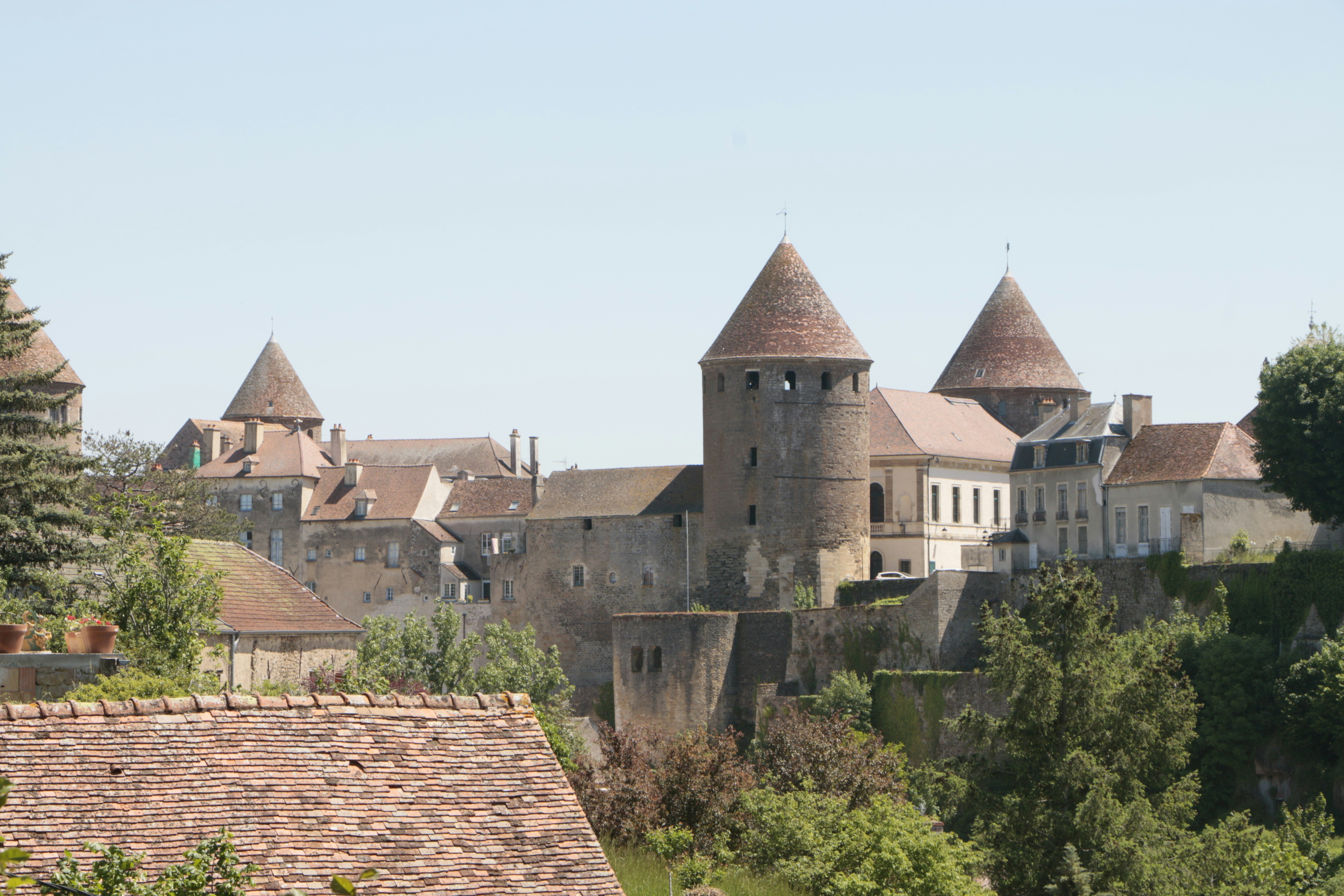 Semur-en-Auxois est une commune française du département de la Côte-d’Or en région Bourgogne Franche-Compté. Elle se trouve tout près de Montbard et de Saluie, aux contreforts du Morvan, à une sortie de l’autoroute A6. Elle bénéficie d’une situation pittoresque sur un plateau de granit rose.