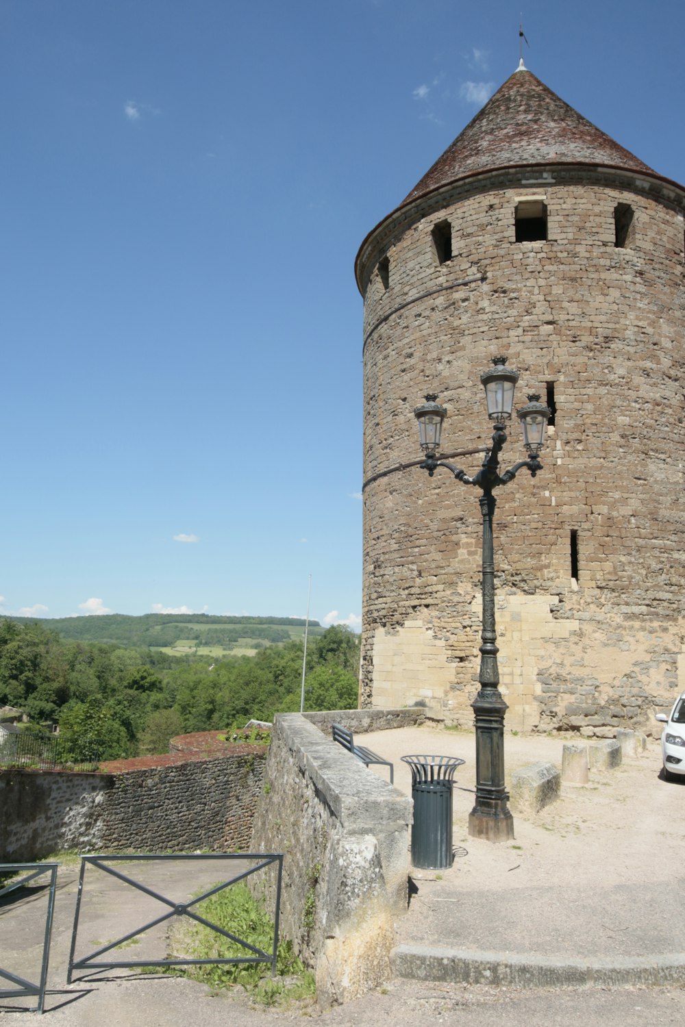 un'alta torre con un lampione accanto