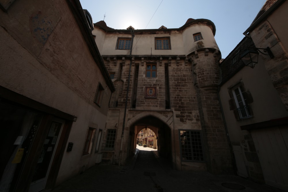 Un edificio antiguo con un sol brillando a través de la ventana