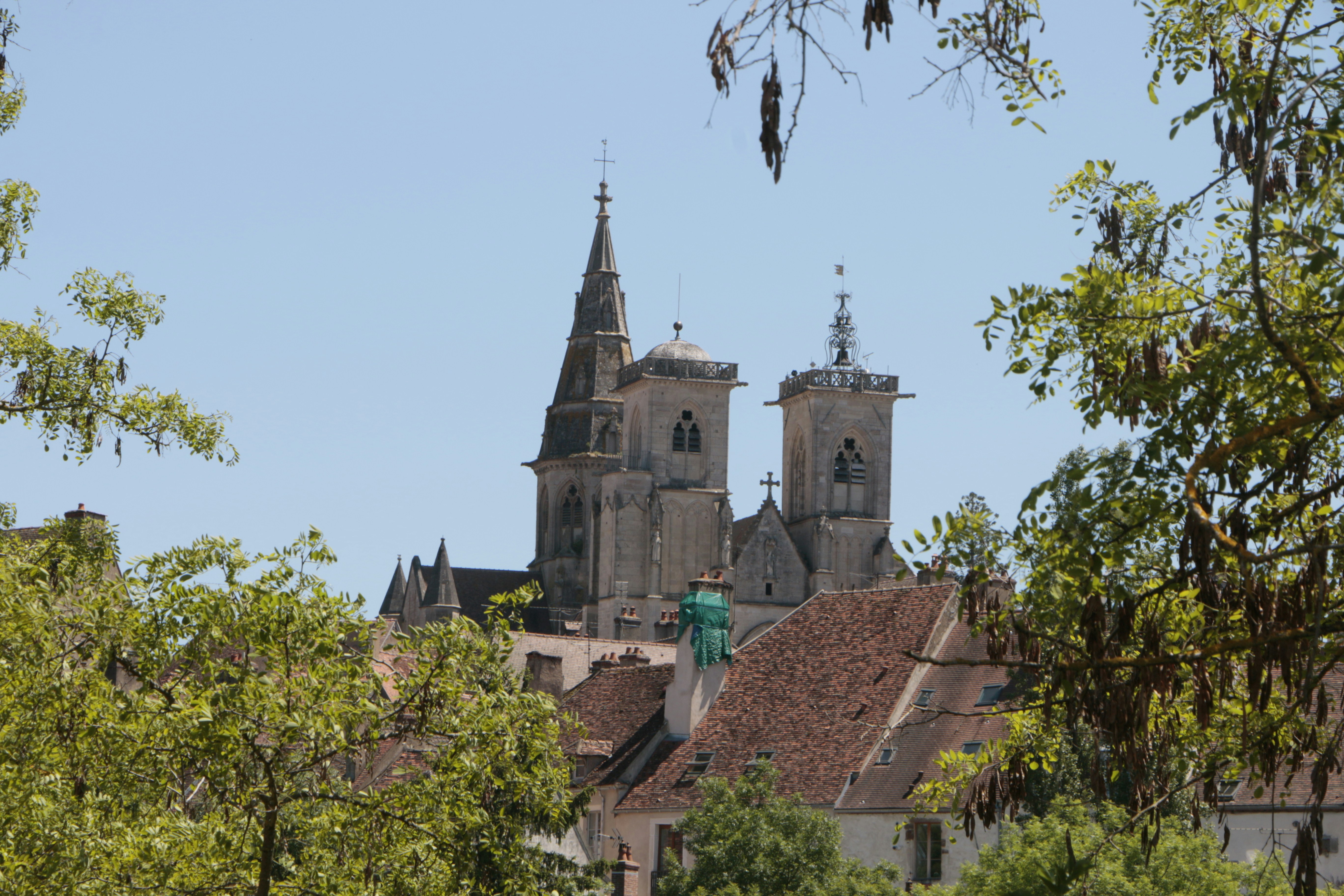 Semur-en-Auxois est une commune française du département de la Côte-d’Or en région Bourgogne Franche-Compté. Elle se trouve tout près de Montbard et de Saluie, aux contreforts du Morvan, à une sortie de l’autoroute A6. Elle bénéficie d’une situation pittoresque sur un plateau de granit rose.