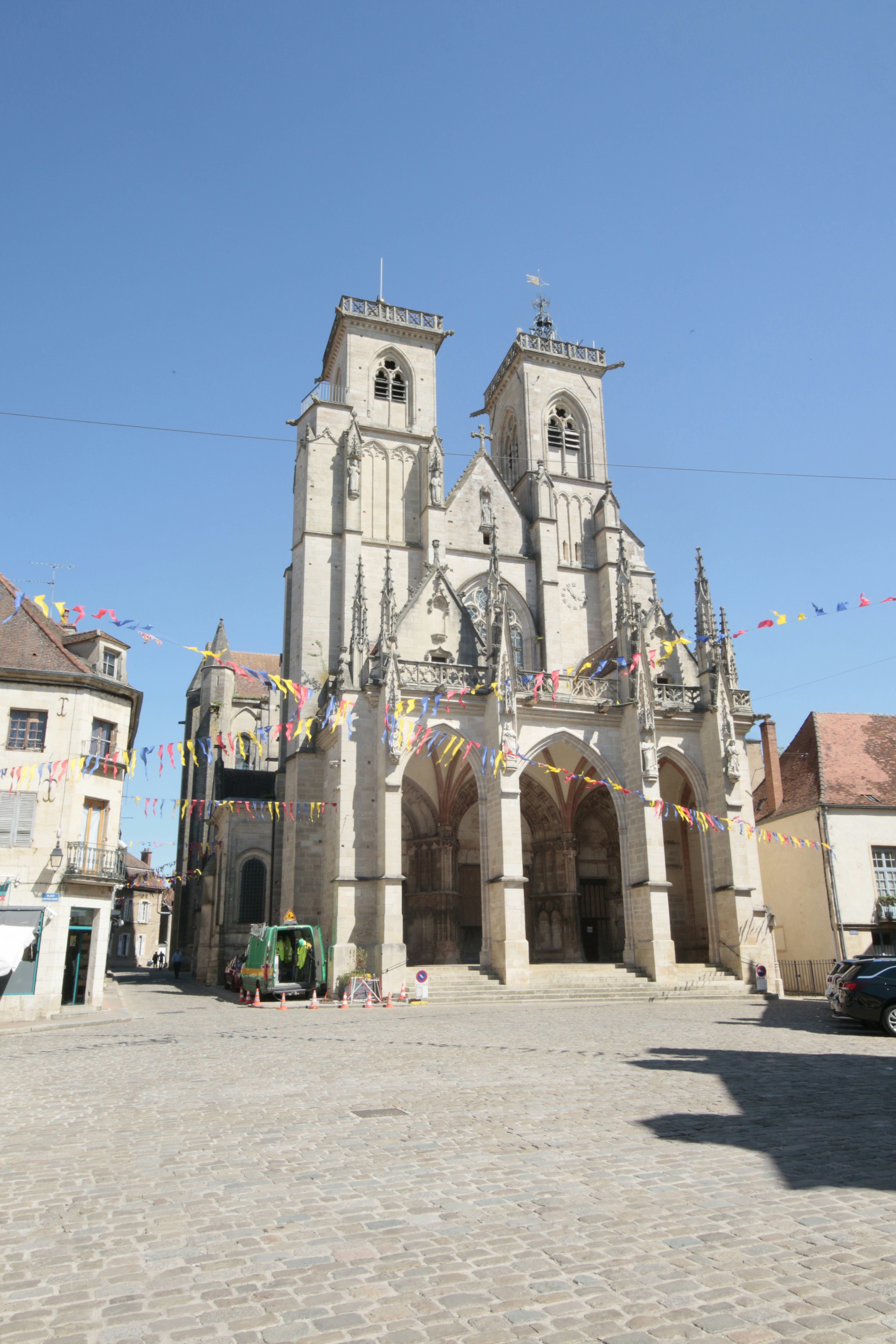Semur-en-Auxois est une commune française du département de la Côte-d’Or en région Bourgogne Franche-Compté. Elle se trouve tout près de Montbard et de Saluie, aux contreforts du Morvan, à une sortie de l’autoroute A6. Elle bénéficie d’une situation pittoresque sur un plateau de granit rose.