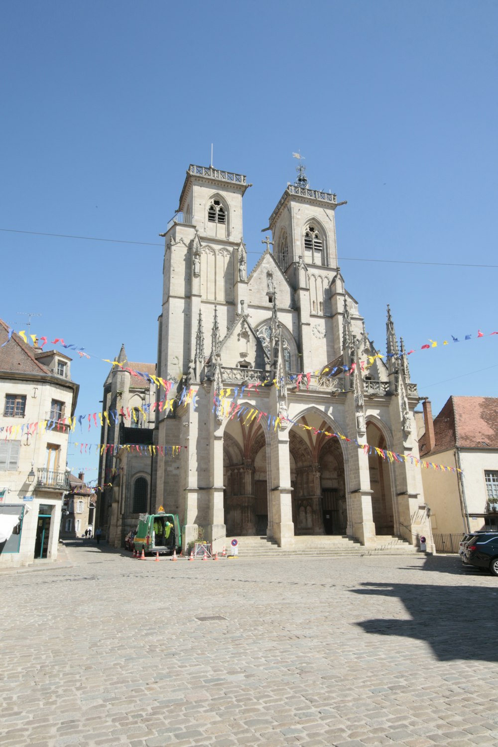 una gran iglesia con una torre de reloj en la parte delantera