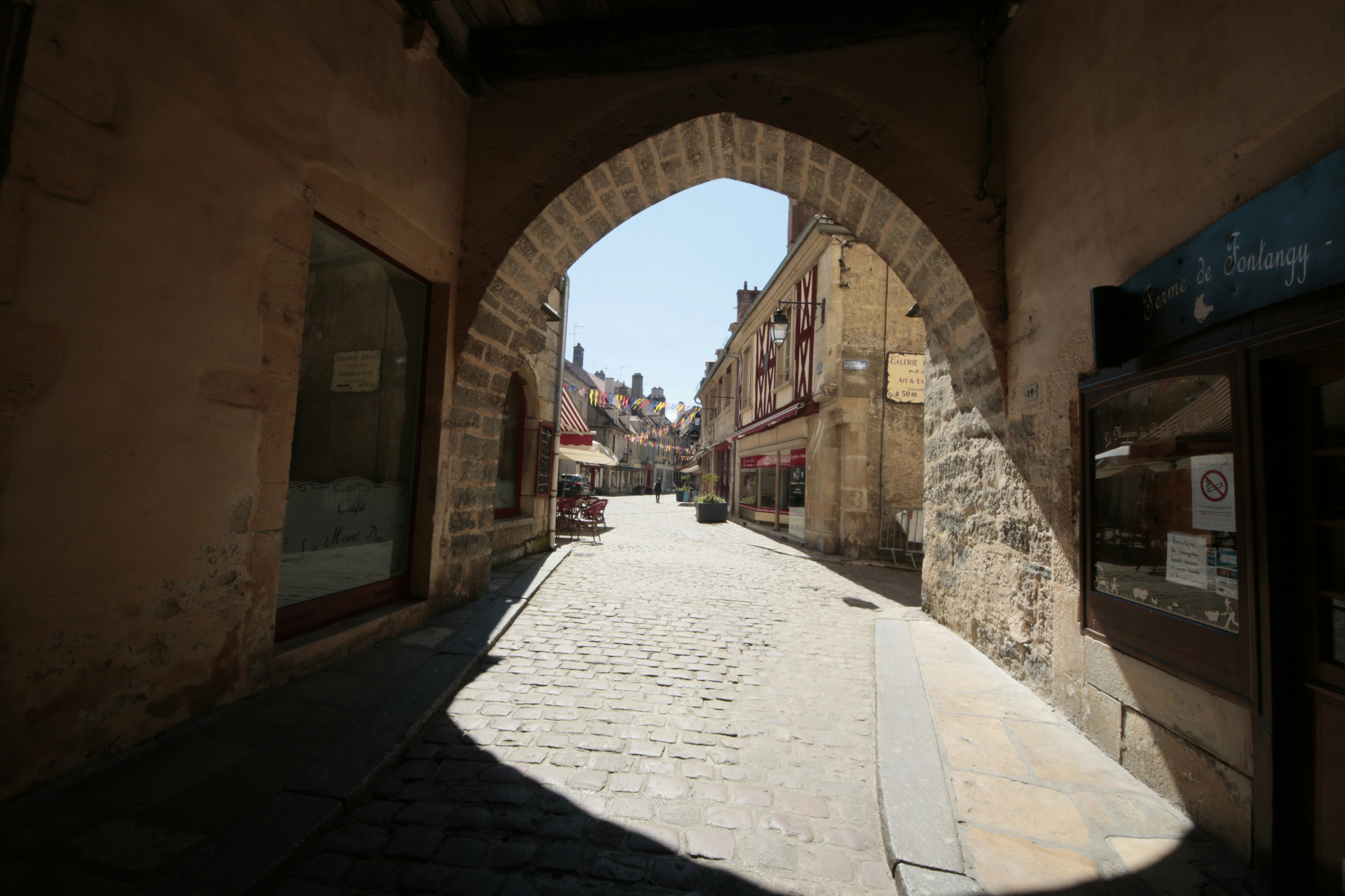 Semur-en-Auxois est une commune française du département de la Côte-d’Or en région Bourgogne Franche-Compté. Elle se trouve tout près de Montbard et de Saluie, aux contreforts du Morvan, à une sortie de l’autoroute A6. Elle bénéficie d’une situation pittoresque sur un plateau de granit rose.
