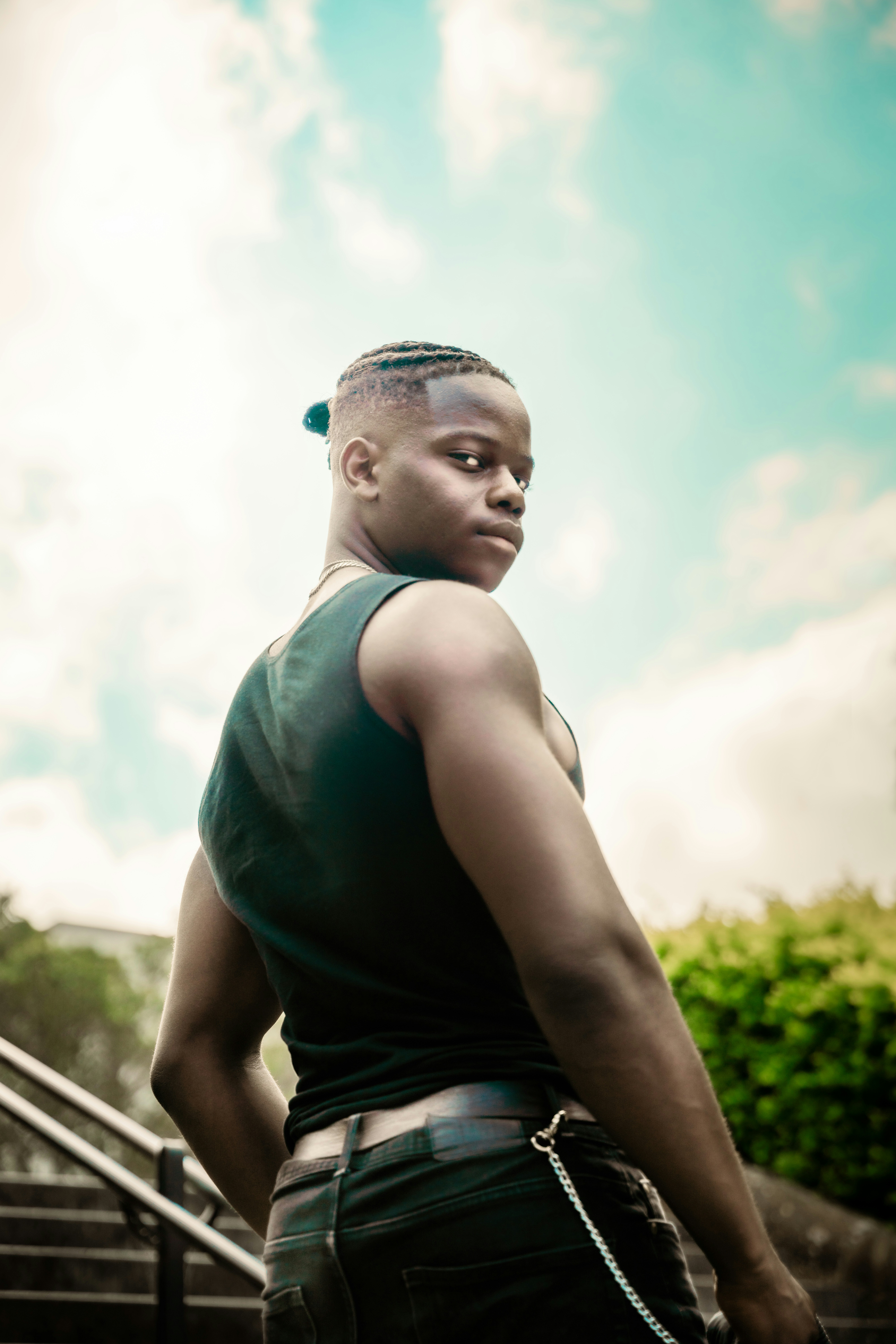 Un hombre parado frente a un conjunto de escaleras