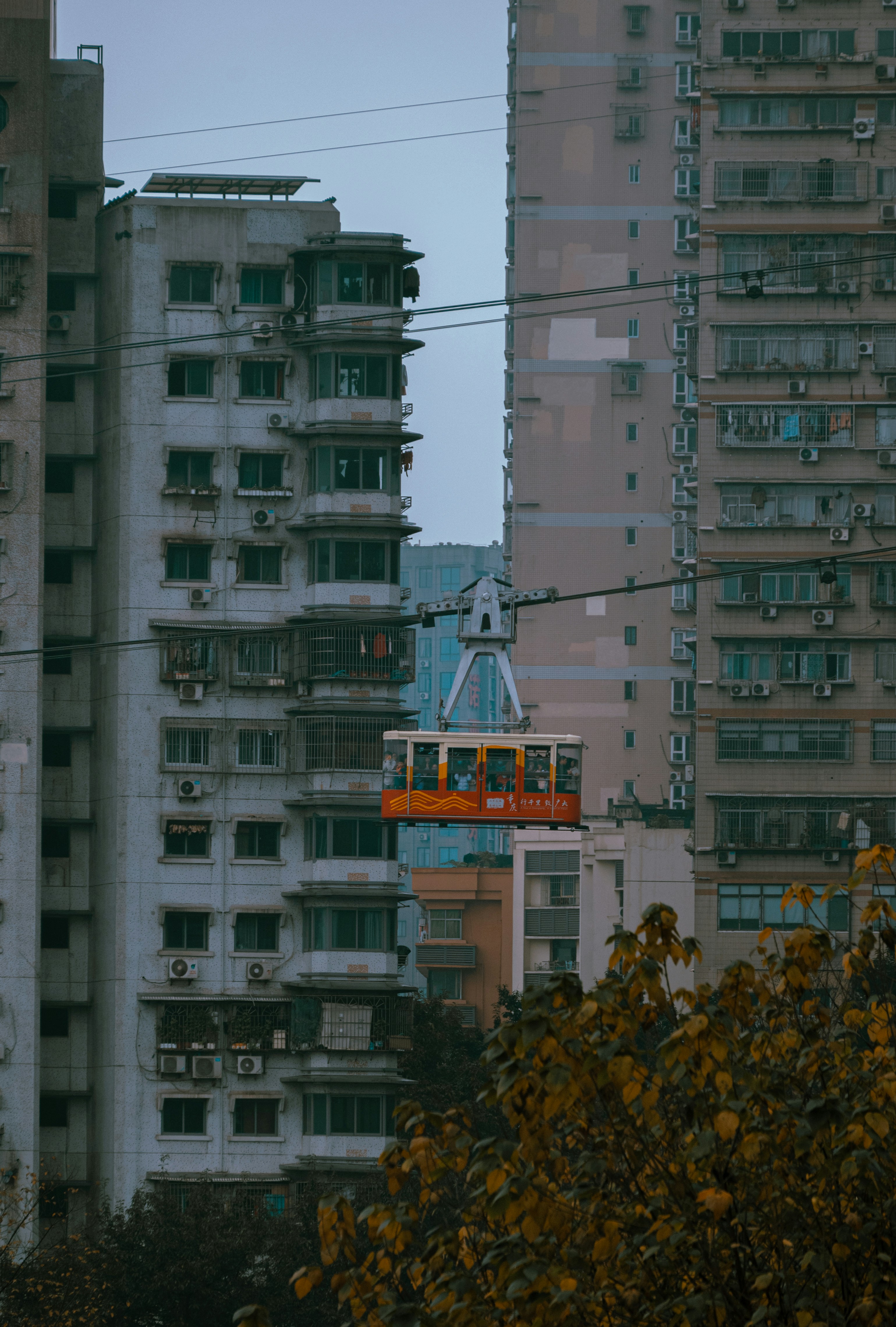 Un teleférico en medio de una ciudad