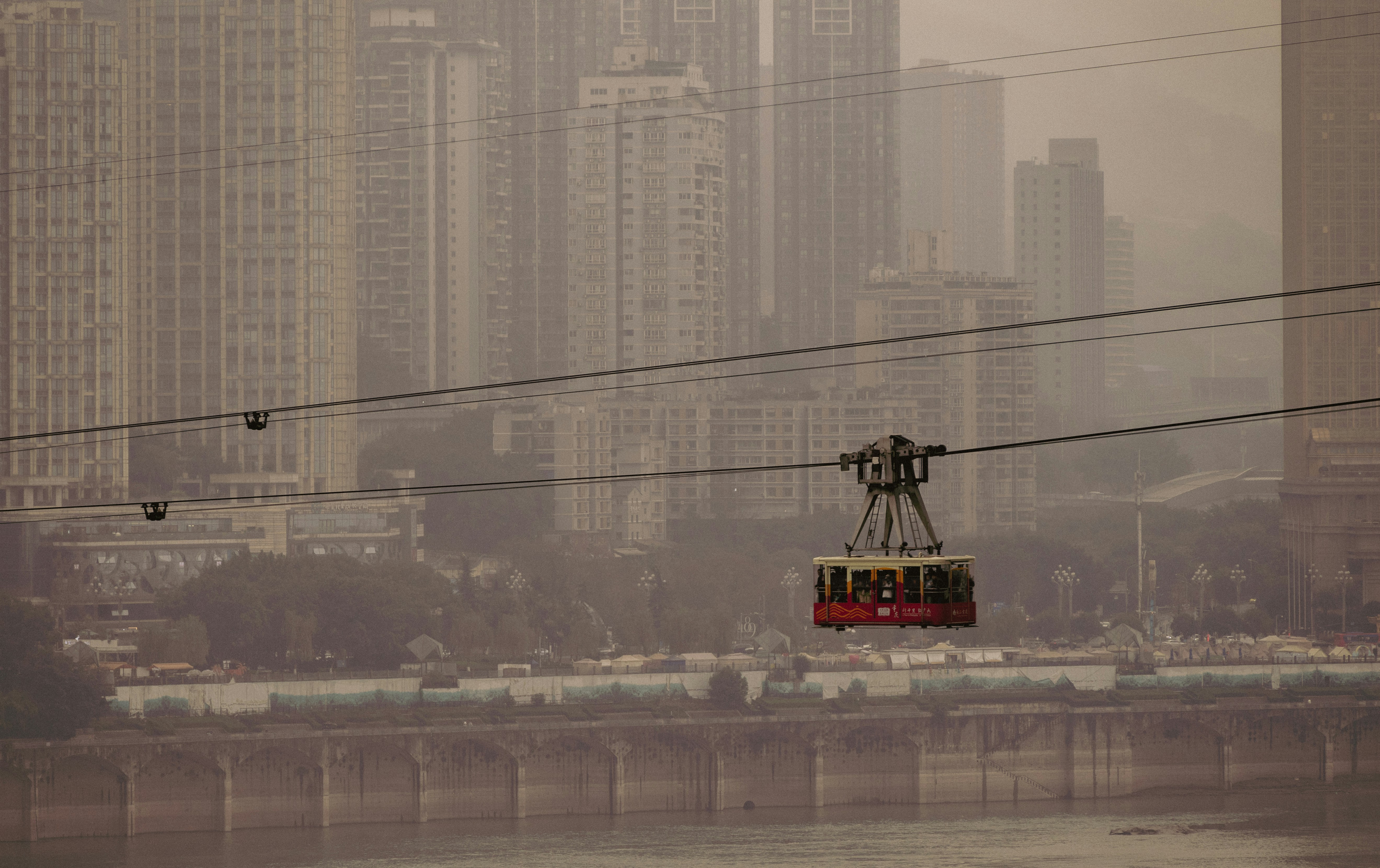 Un teleférico con una ciudad al fondo