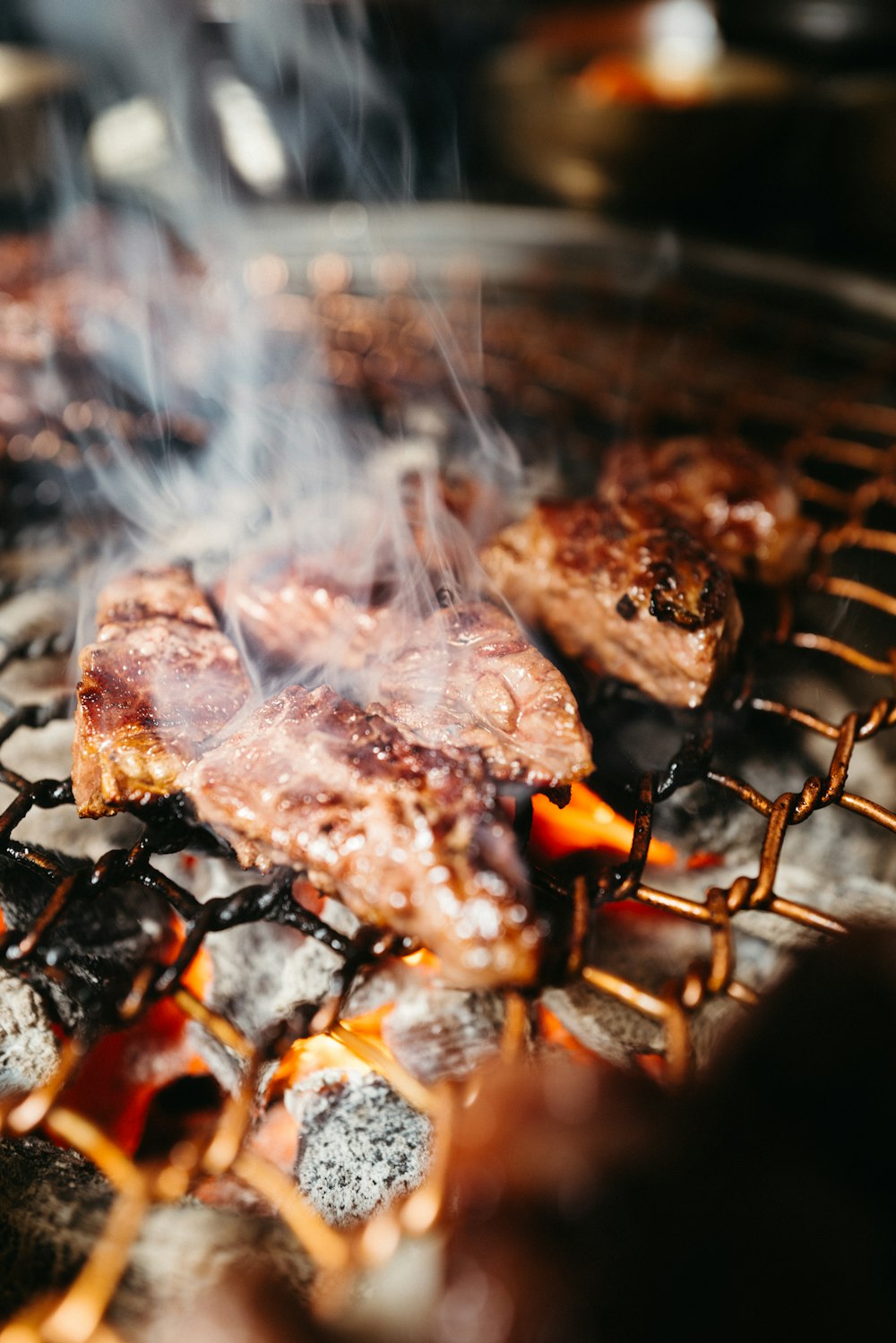 un gros plan de la cuisson de la viande sur un gril