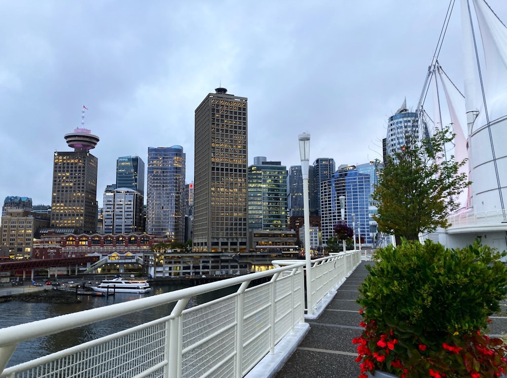 Blick auf eine Stadt von einer Brücke aus