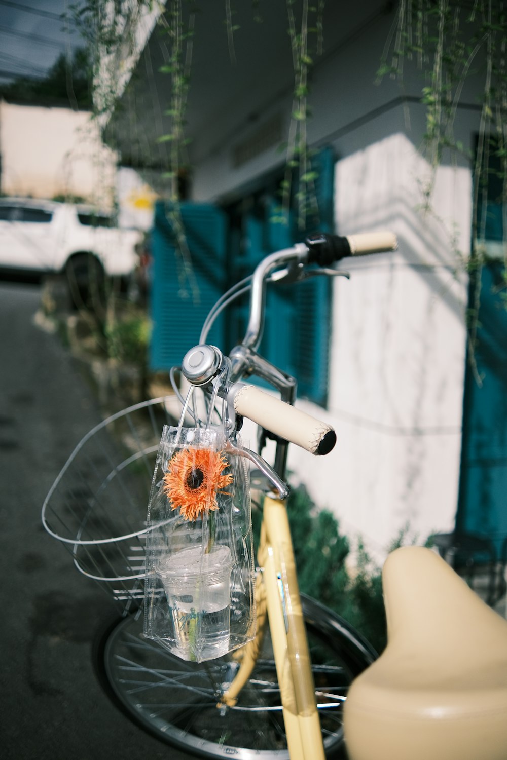 um close up de uma bicicleta com uma flor no cesto