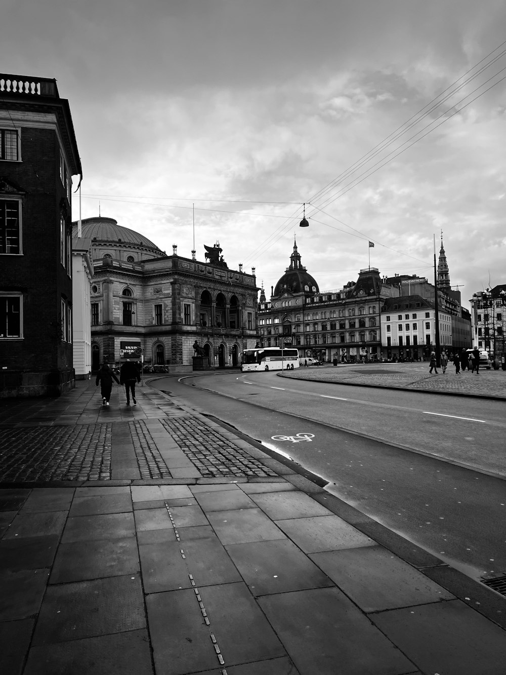 a black and white photo of a city street