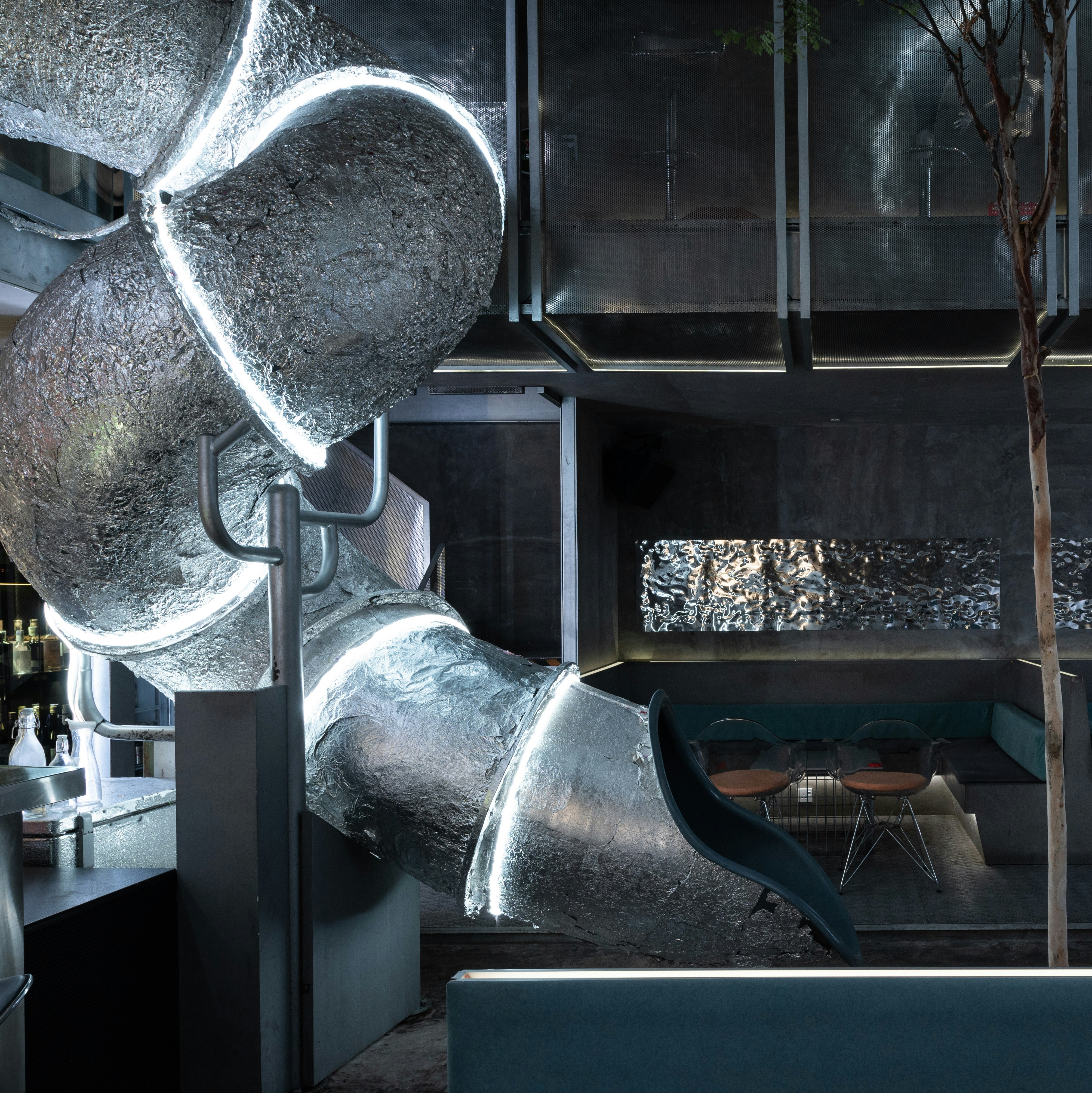 A large metal object in the middle of a room photo – Free Indoors Image ...