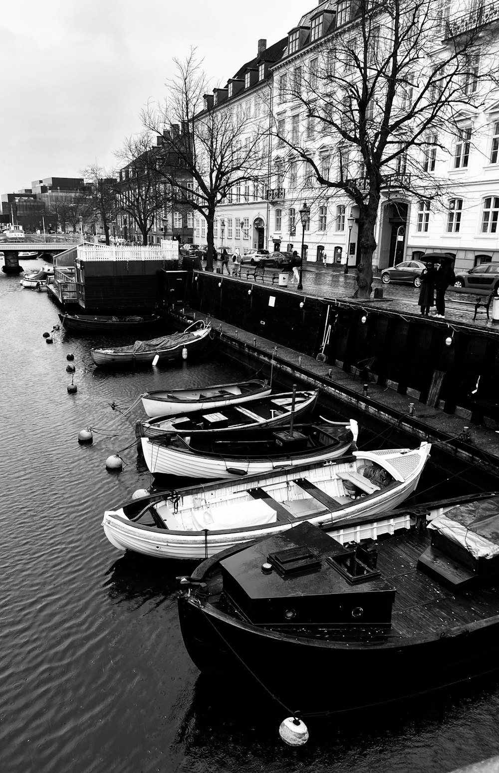 Una foto in bianco e nero di diverse barche in acqua