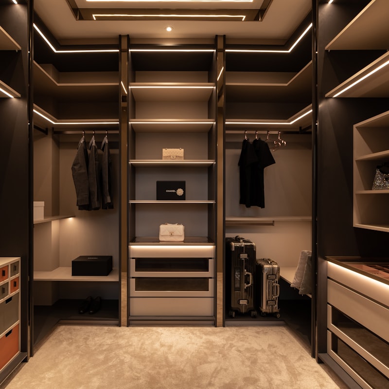 Ankleidezimmer mit Schubladen und Koffer