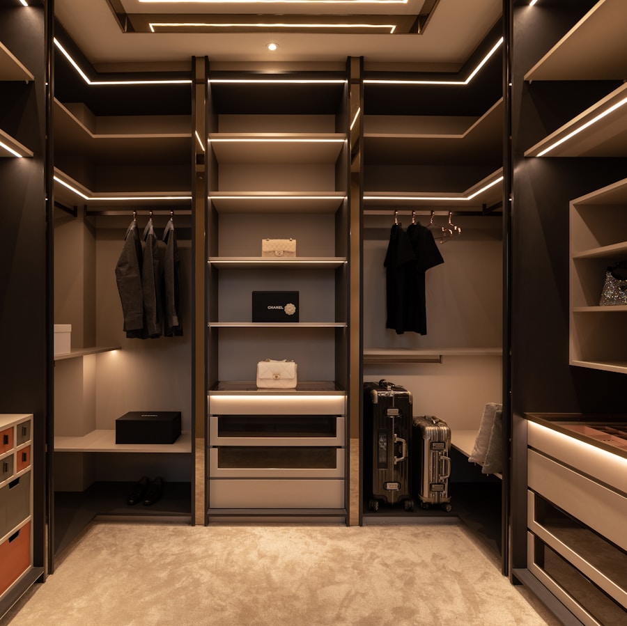 Wardrobe / Armoire