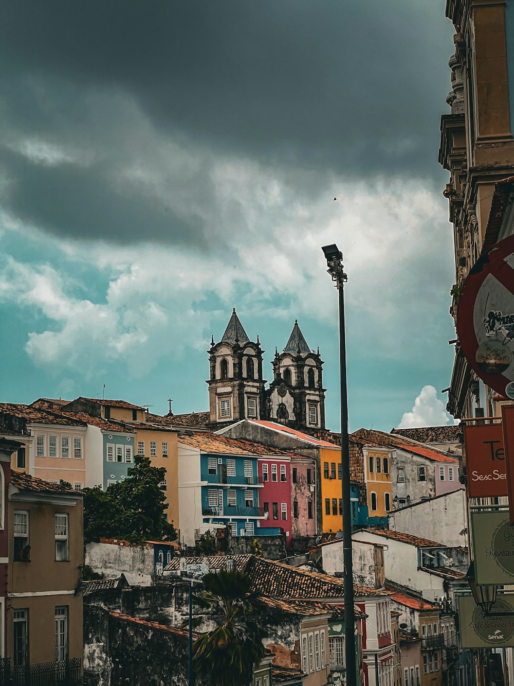 uma vista de uma cidade com edifícios e uma torre do relógio