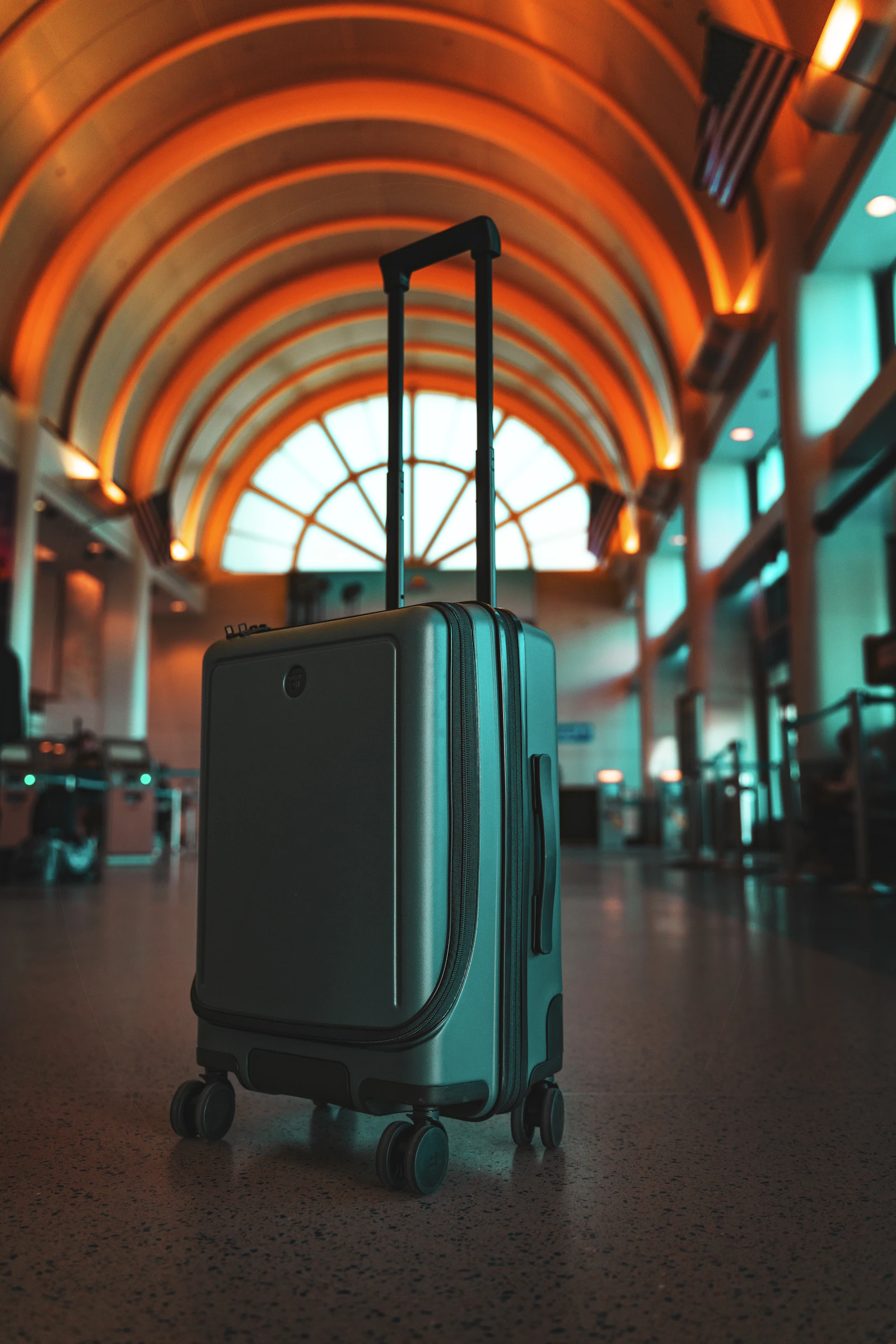 Bagaj portocaliu într-un terminal de aeroport