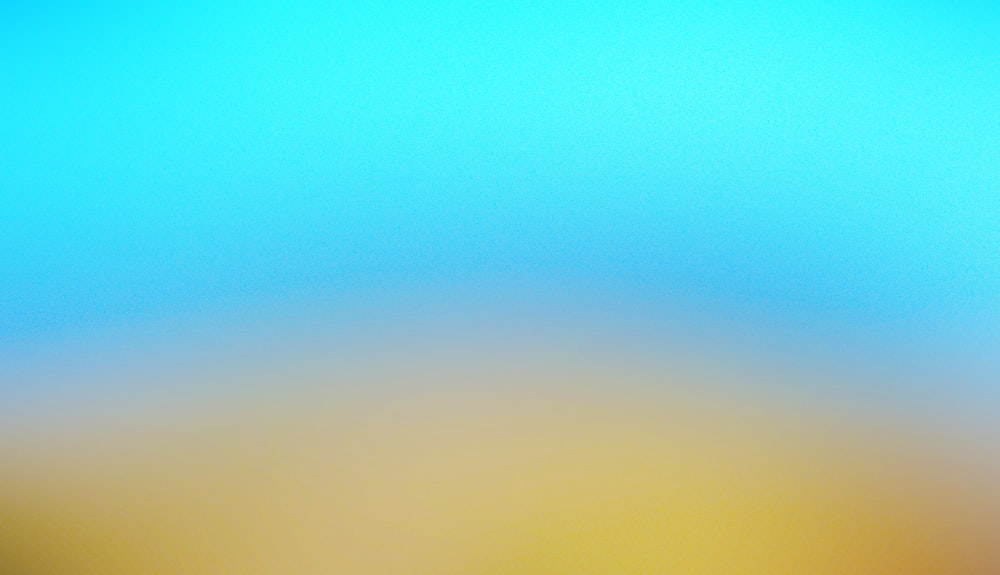 Ein verschwommenes Foto eines gelben und blauen Himmels