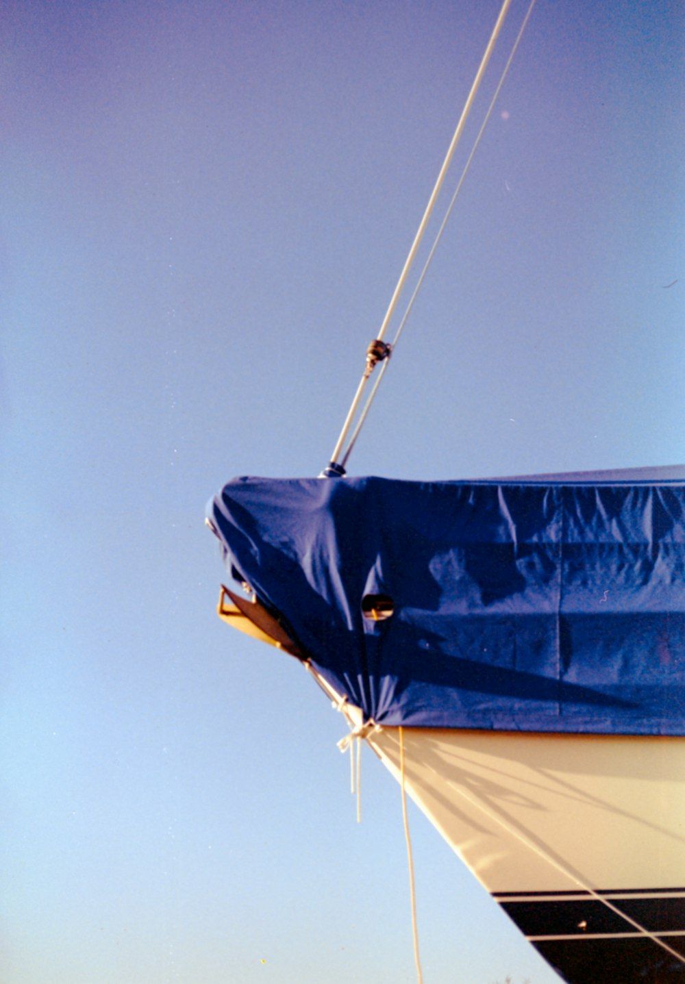 a sail boat with a blue tarp on top of it