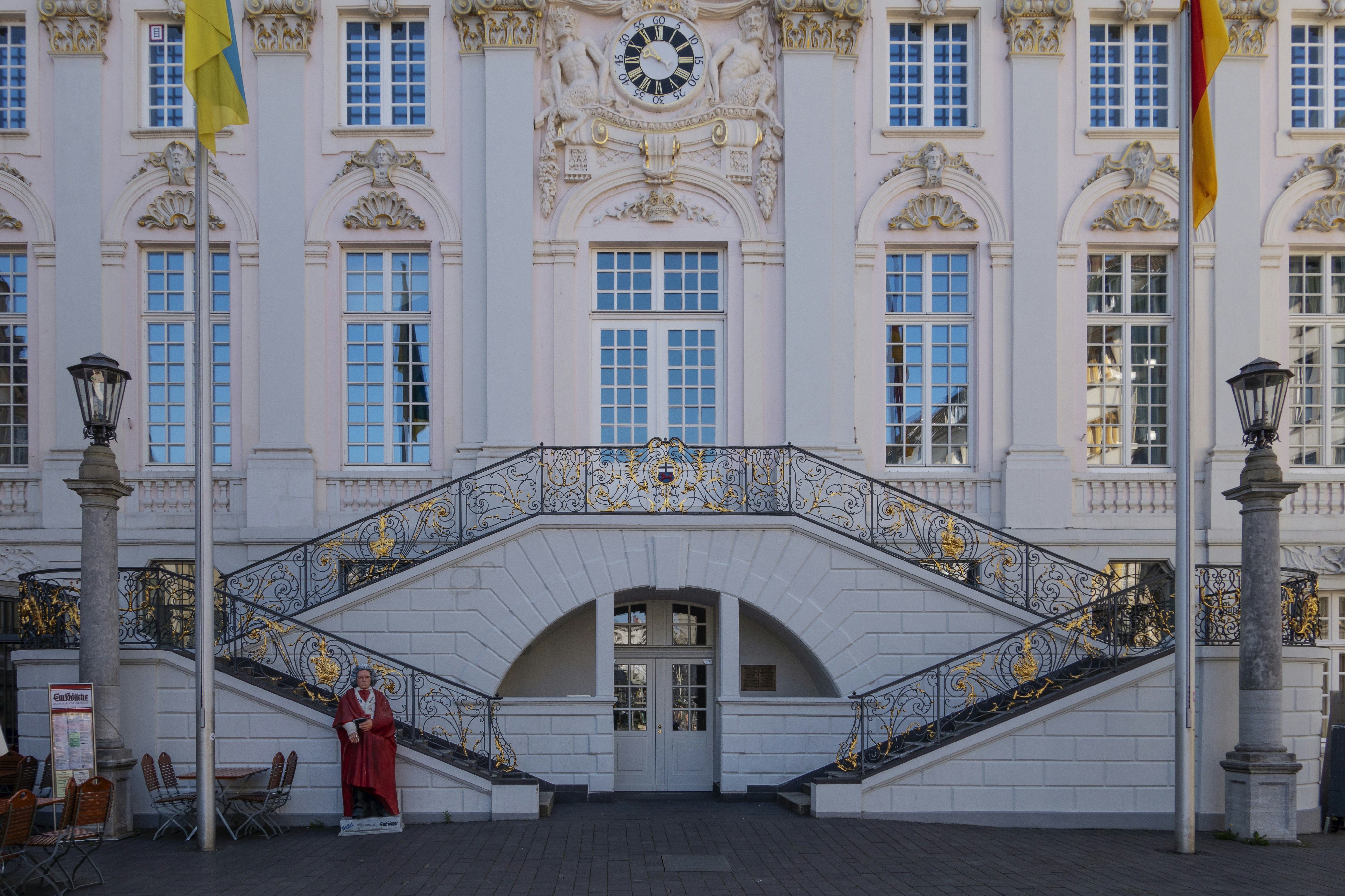un grande edificio bianco con un orologio sul lato