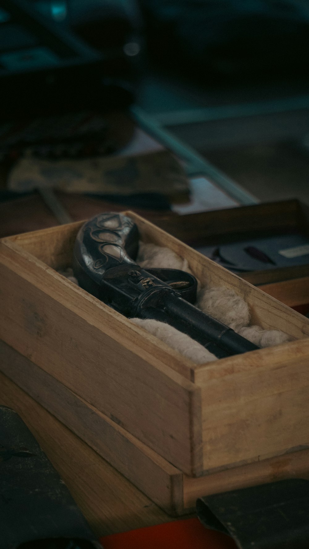 ein Paar Schuhe in einer Holzkiste
