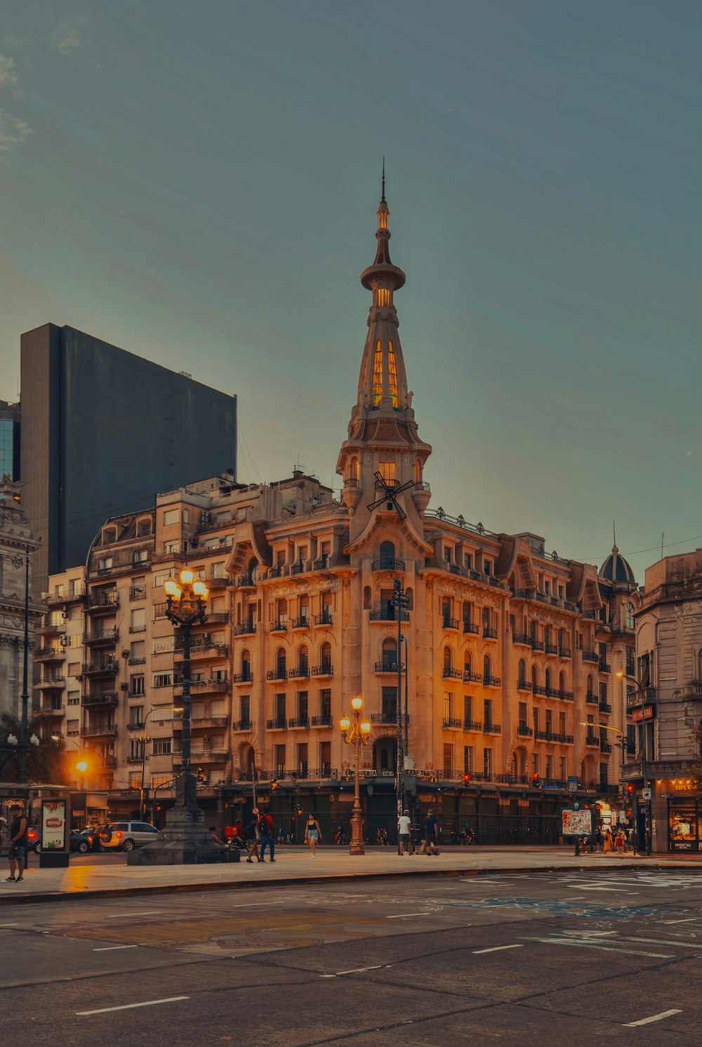 un edificio molto alto con una guglia in cima