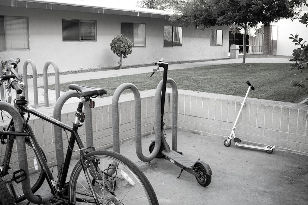 ein paar Fahrräder nebeneinander geparkt