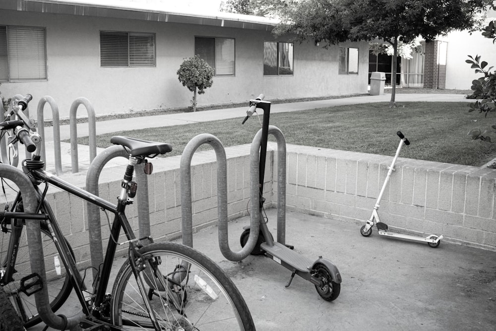 Un par de bicicletas aparcadas una al lado de la otra