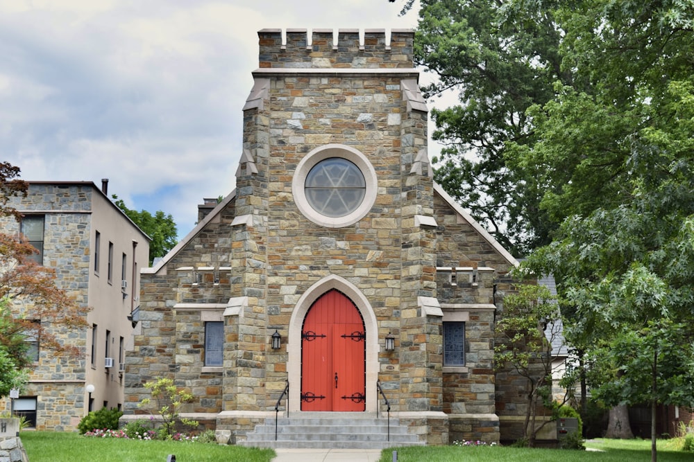 une église avec une porte rouge et une porte rouge