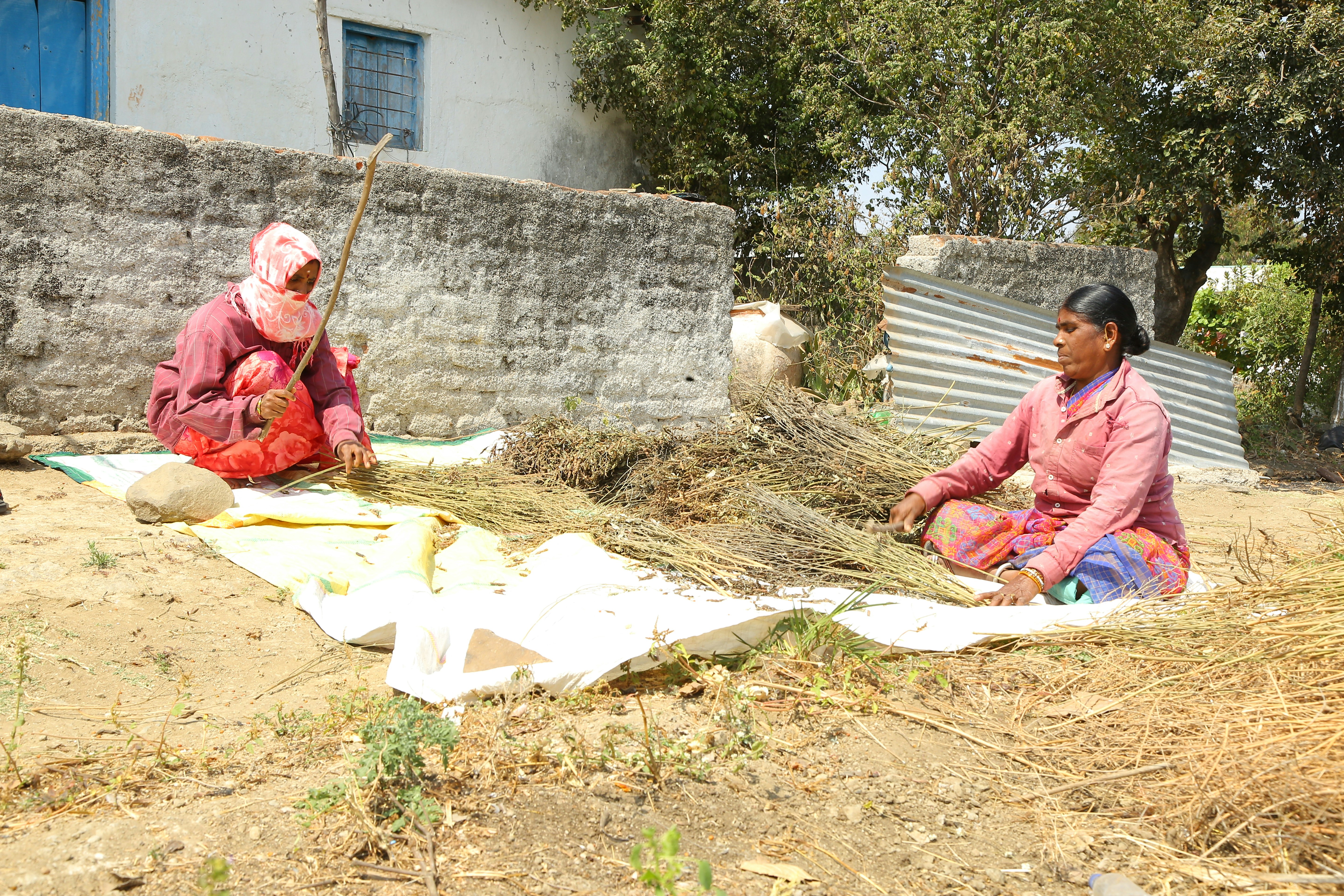 रेल मंत्री एक प्रेस कॉन्फ्रेंस में बुनियादी ढांचा परियोजनाओं की प्रगति और सरकार की प्रतिबद्धता पर बात करते हुए।