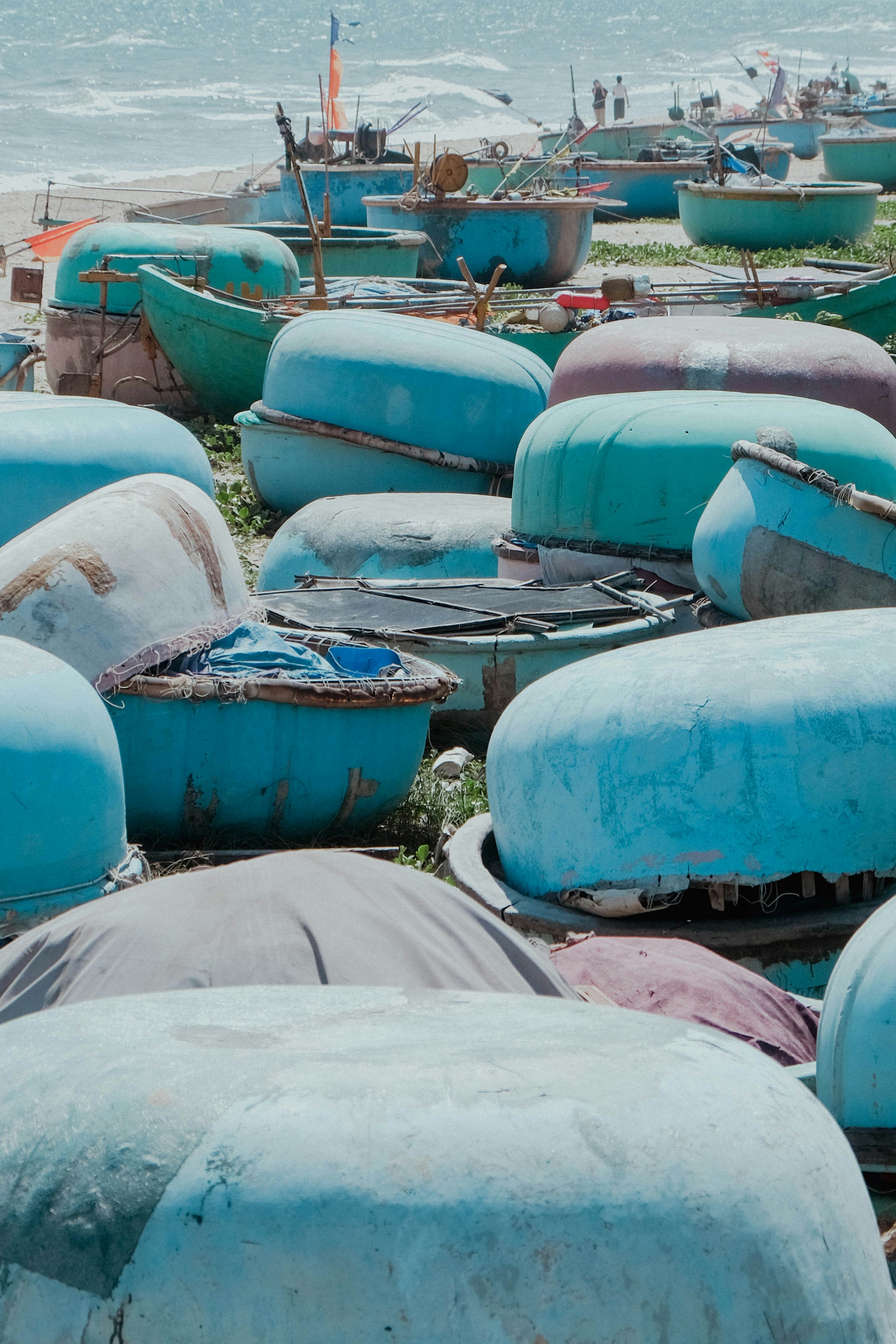 a bunch of boats that are sitting in the grass