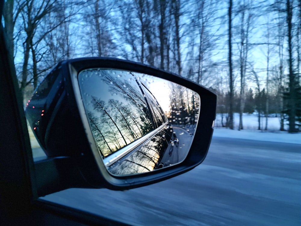 a car's side view mirror is shown in the side view mirror