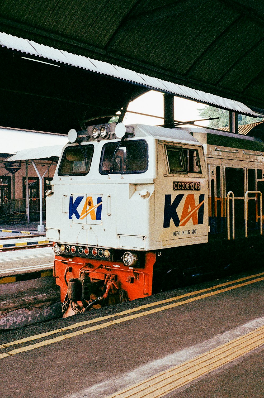 Un tren está aparcado en una estación de tren