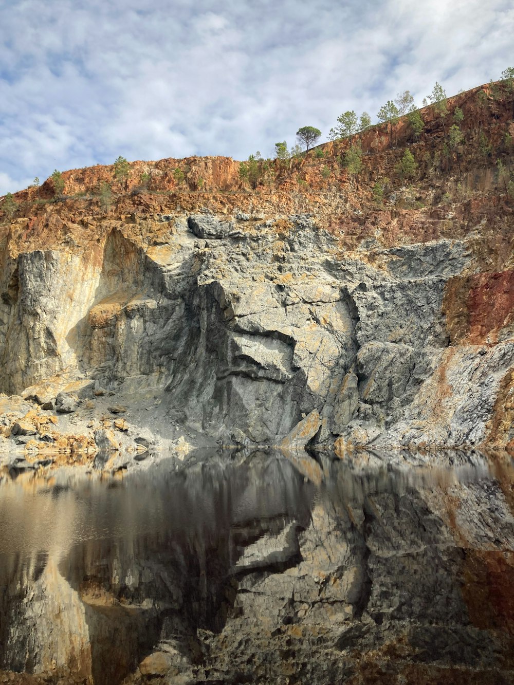 un grande specchio d'acqua circondato da una scogliera rocciosa