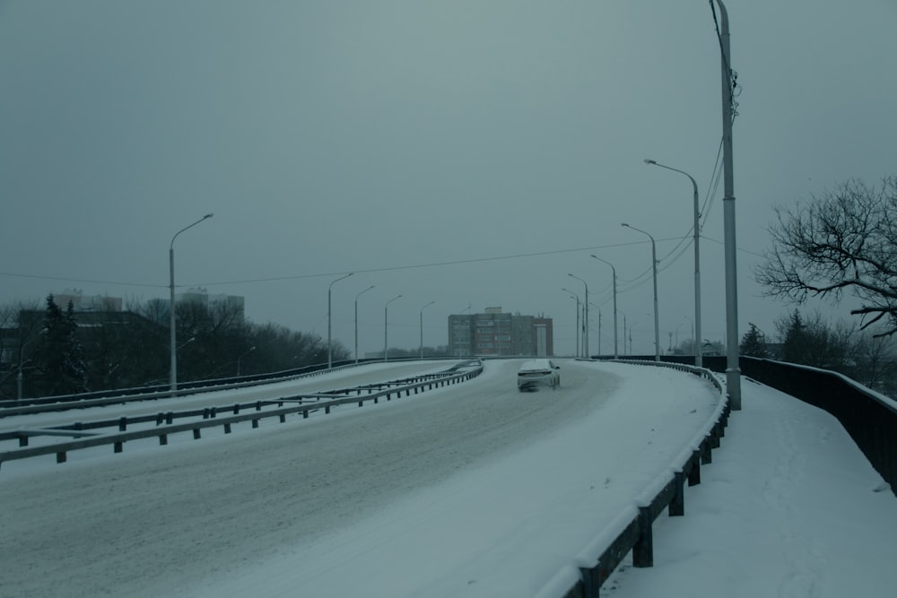 une route enneigée avec des lampadaires et des lampadaires