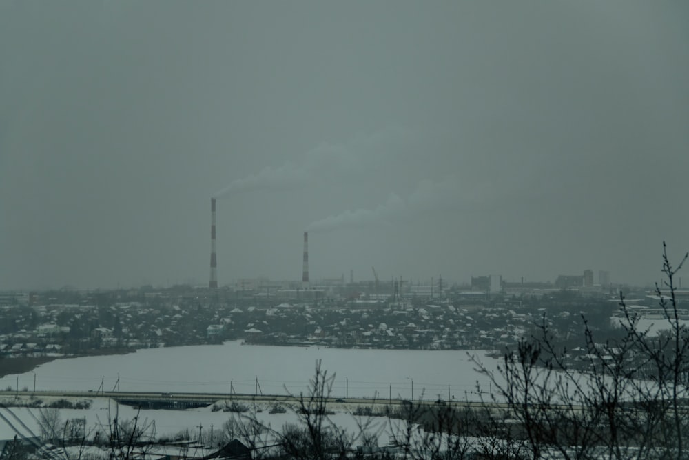 une vue d’une ville enneigée de loin