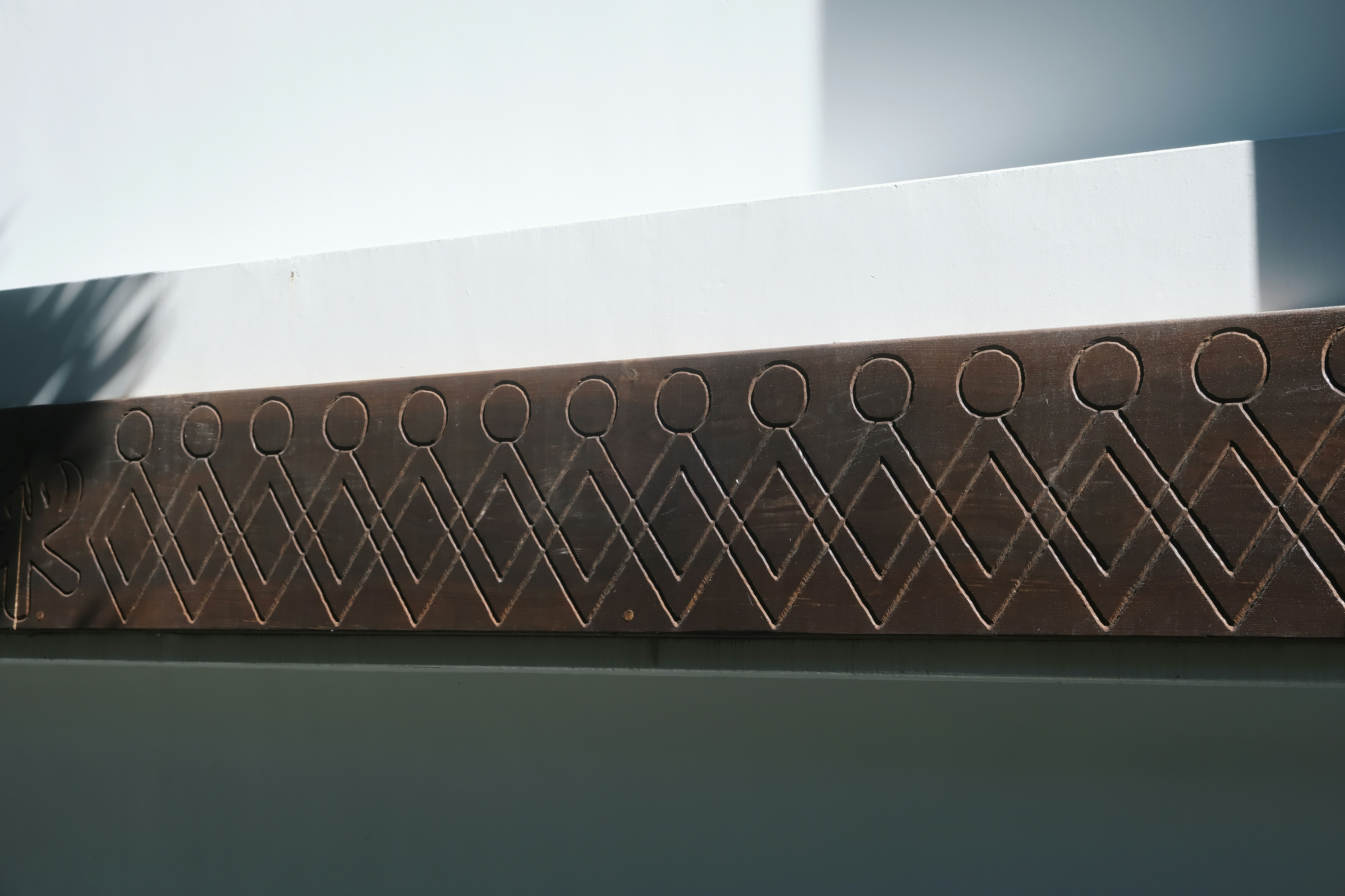 eine Nahaufnahme eines Metallobjekts an einer Wand