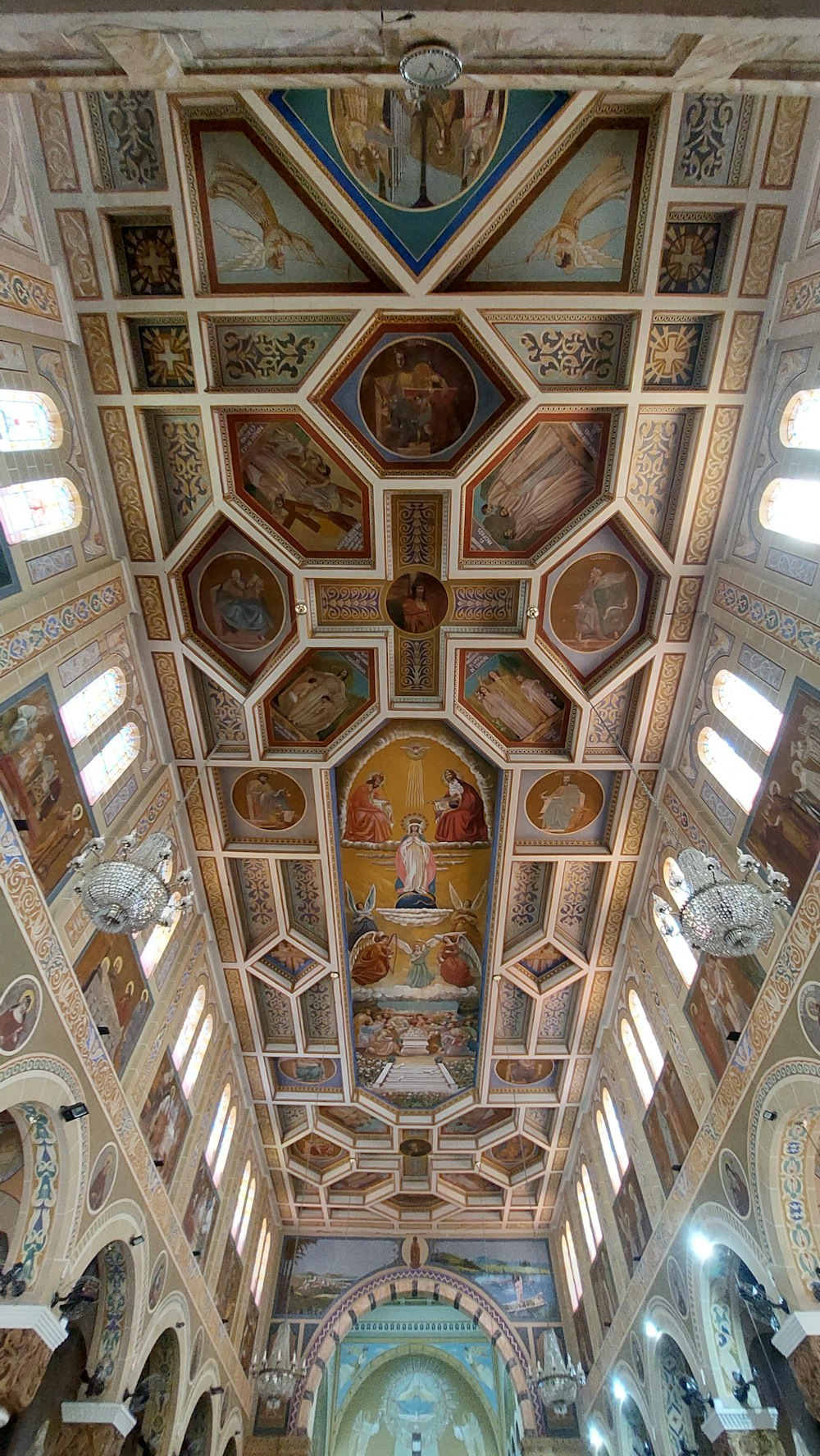 le plafond d’une église avec des peintures dessus
