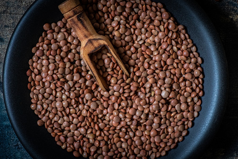 una sartén llena de frijoles y una cuchara de madera