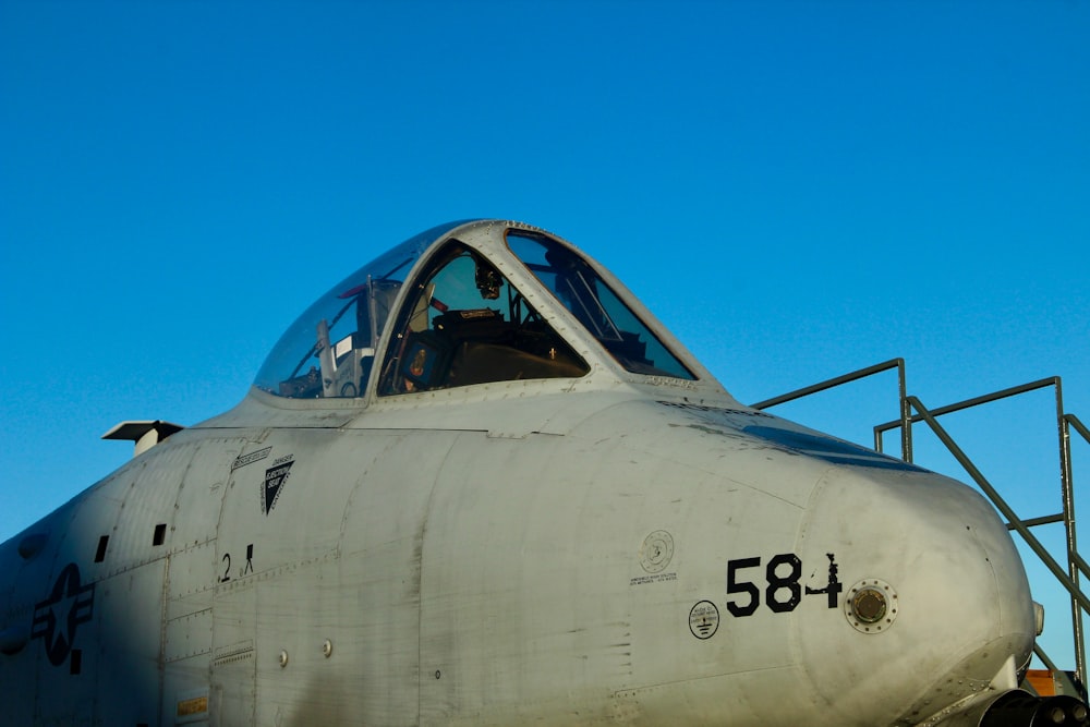 Un avión de combate sentado en la parte superior de la pista de un aeropuerto