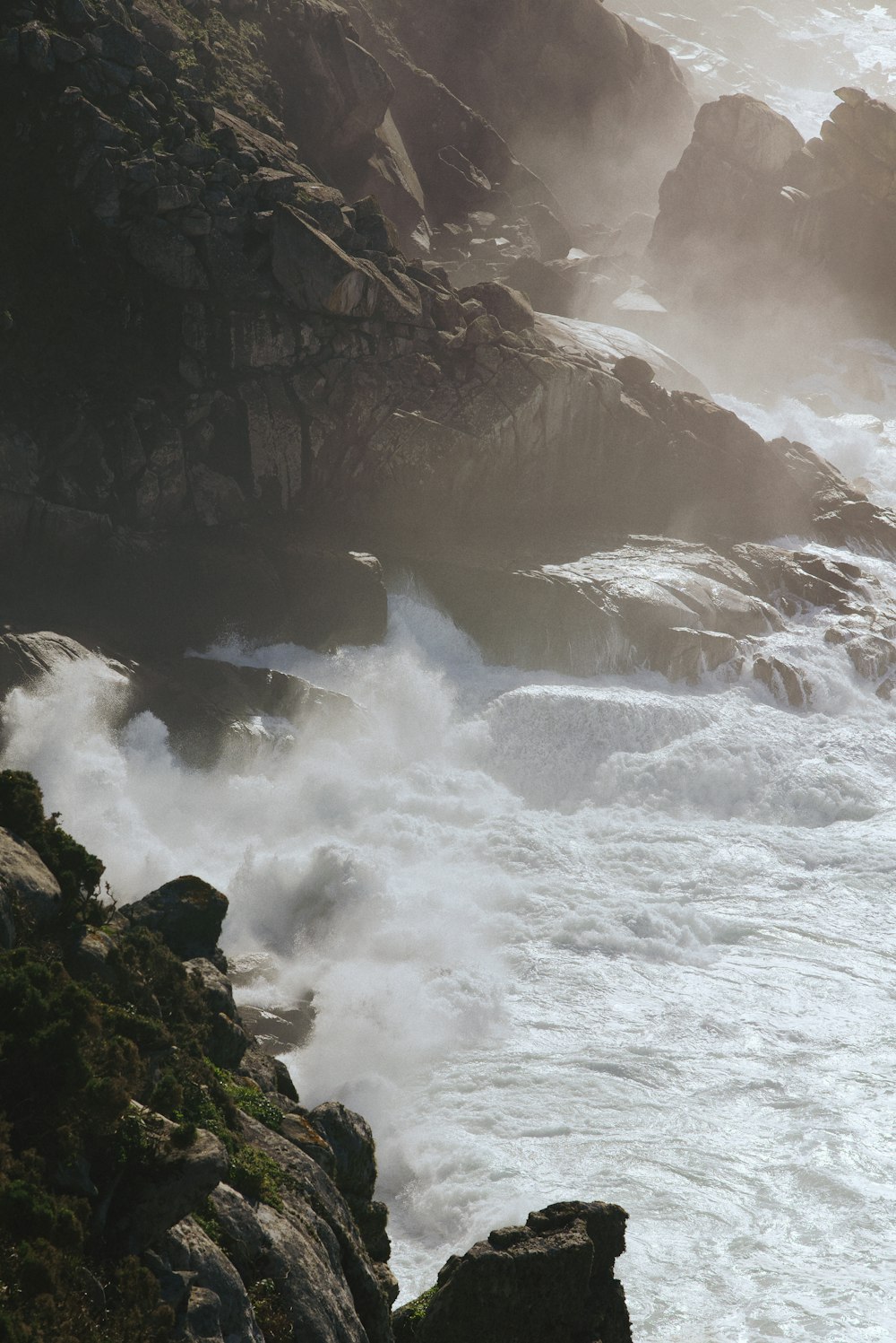 un grande specchio d'acqua vicino a una costa rocciosa