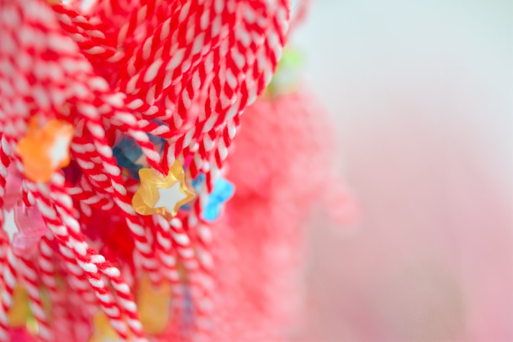 pajitas de papel a rayas rojas y blancas con estrellas