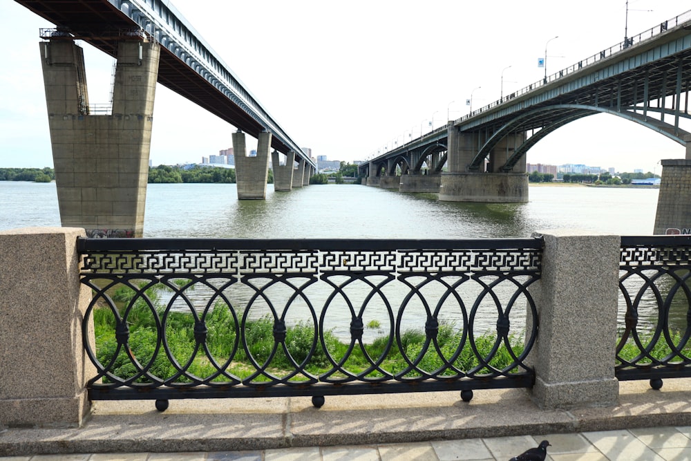 Una vista de un puente sobre un cuerpo de agua