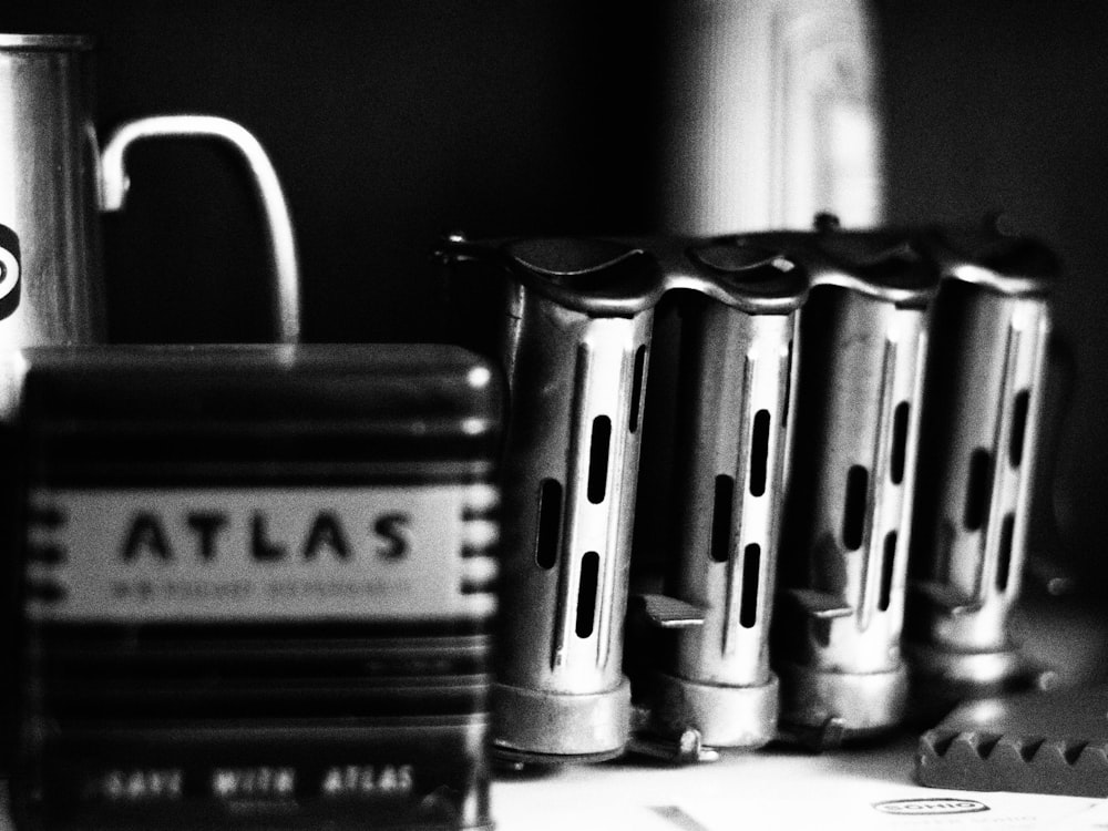 Una foto en blanco y negro de un grupo de tazas de café