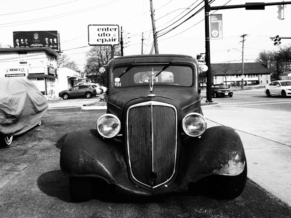 Una foto en blanco y negro de un coche antiguo