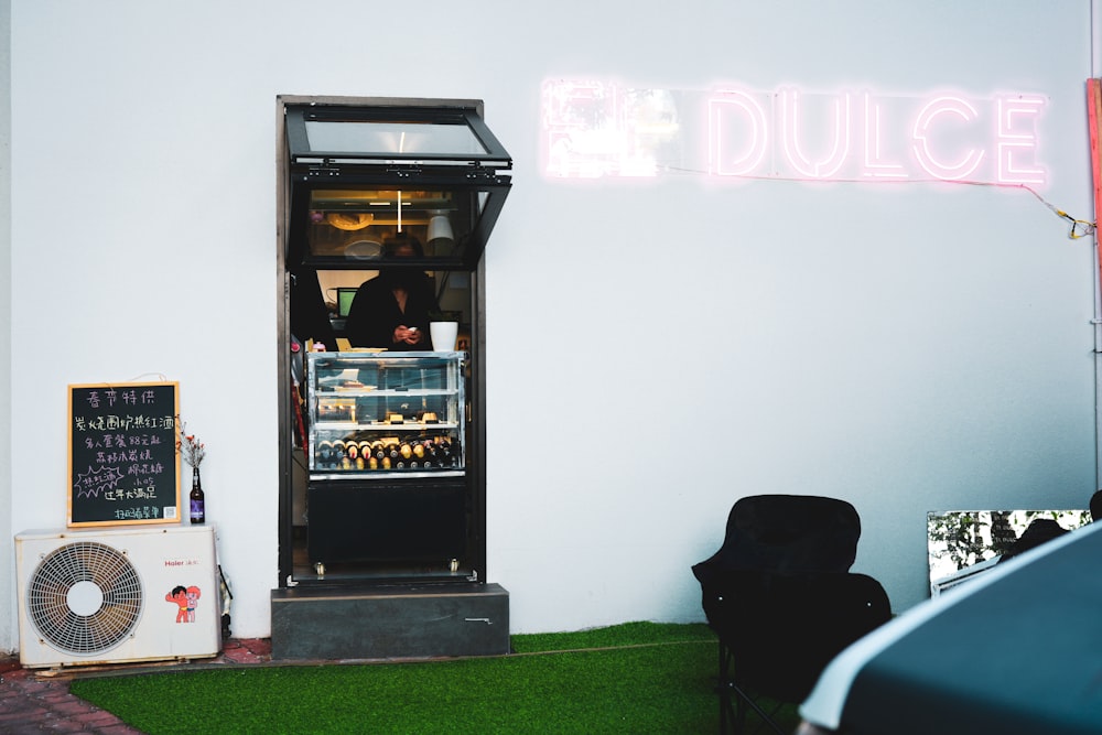 a vending machine sitting next to a building